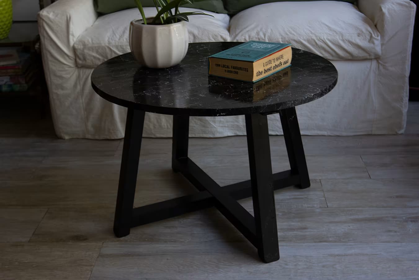 imagen de Dale un efecto marmolado a tus muebles de madera con pintura en aerosol