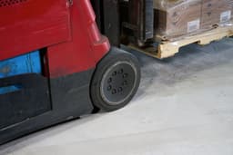 392535_0624_CS_PRO_40lb_ConcreteResurfacer_FloorPatch_ForkliftOnTop_2146_FINAL.jpg miniatura