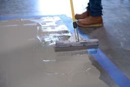 392535_0624_CS_PRO_40lb_ConcreteResurfacer_SqueegeeingProductOntoFloor_1116_FINAL.jpg miniatura